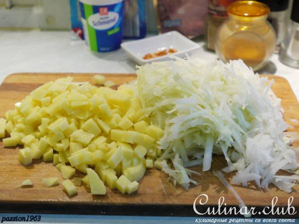 Суп-крем из кольраби с беконом и ветчиной