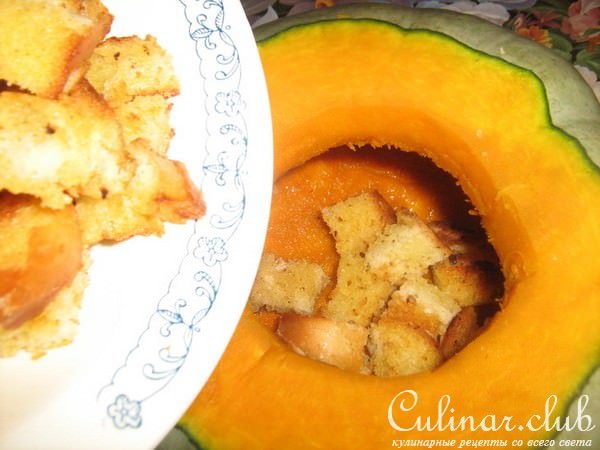 Суп-пюре тыквенный с гренками и сыром.