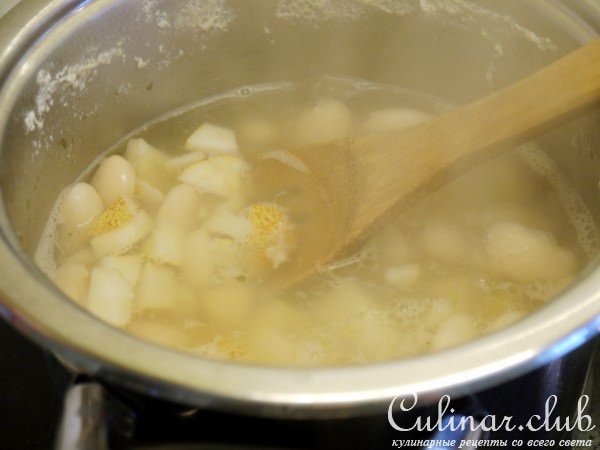 Фасолевый суп-пюре с грушей и беконом