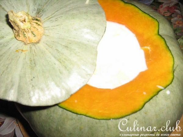 Суп-пюре тыквенный с гренками и сыром.