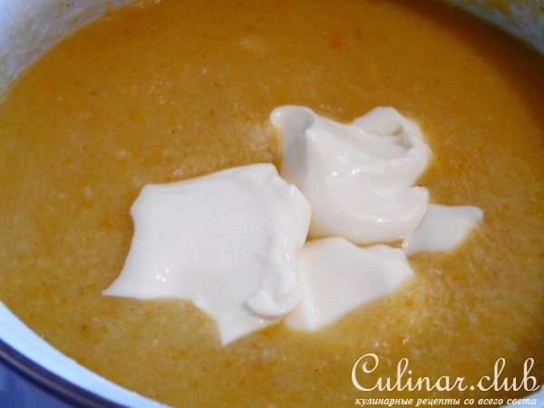Суп пюре из овощей с сыром и приправой карри и манго.