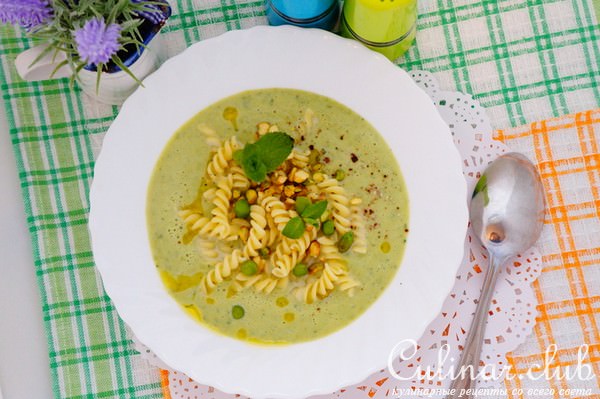 Суп из горошка с пастой и фисташками