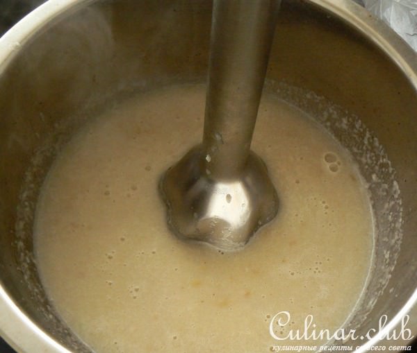 Суп-пюре из груш с голубым сыром.