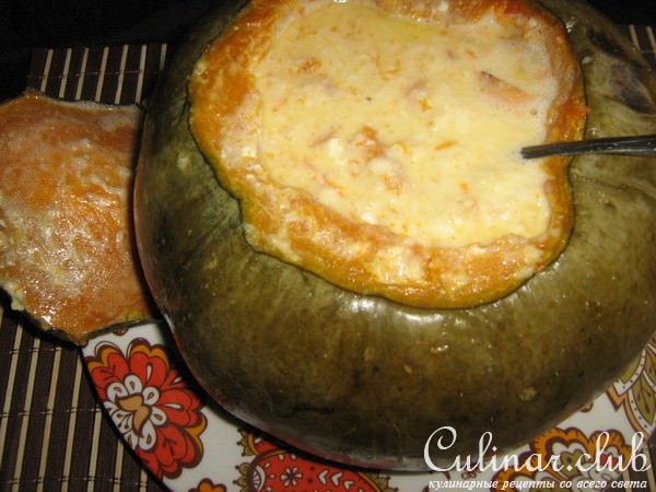 Суп-пюре тыквенный с гренками и сыром.