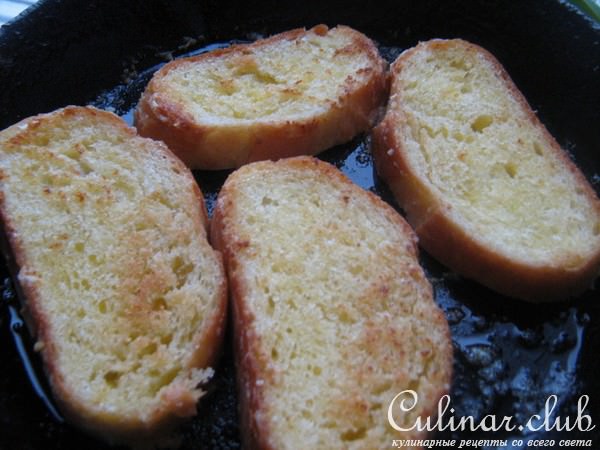 Суп-пюре тыквенный с гренками и сыром.