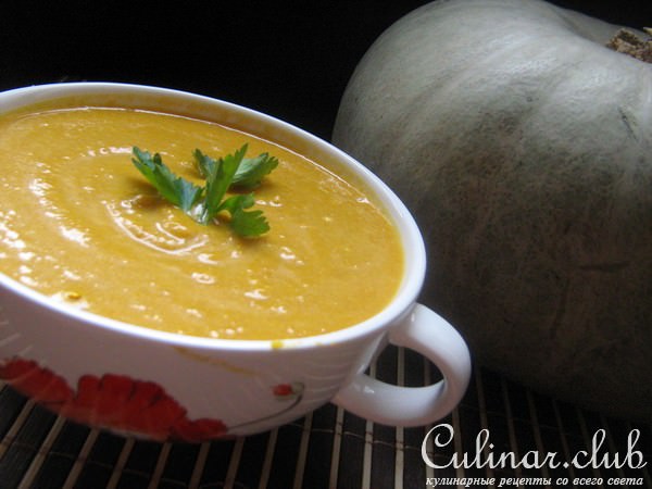 Суп-пюре тыквенный с гренками и сыром.