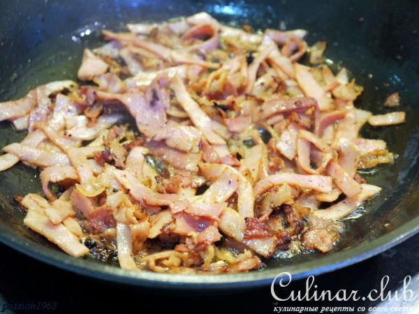 Суп-крем из кольраби с беконом и ветчиной