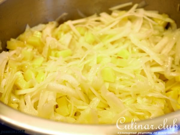 Суп-крем из кольраби с беконом и ветчиной