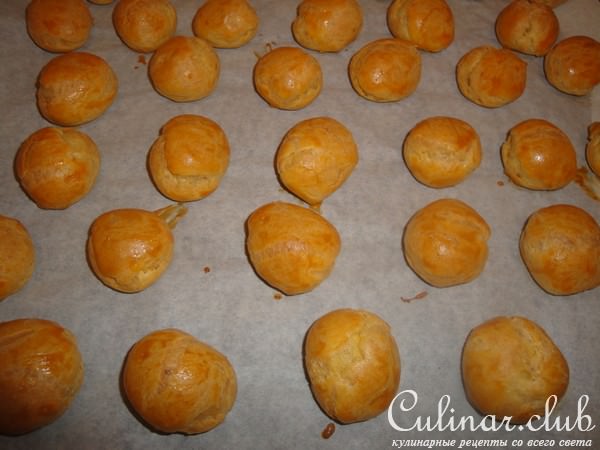 Шу с кремом патисьер и клубничным соусом