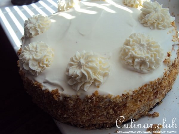 Торт со сливочным сыром, клубникой и миндалем