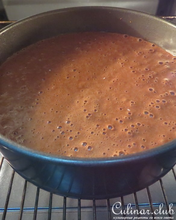 Шоколадный торт с ананасами и заварным кремом