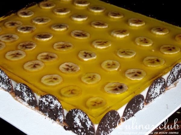 Шоколадный (печёный) чизкейк с кокосовым покрытием и бананами под шафрановым желе