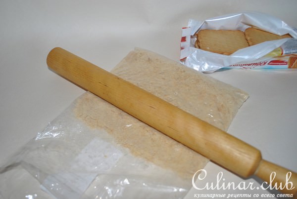 Чизкейк с маскарпоне, клюквенным соусом и корицей
