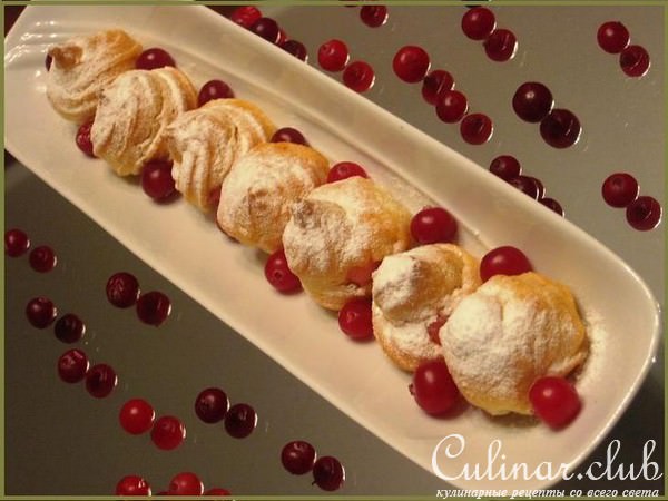 Профитроли с клюквенным курдом