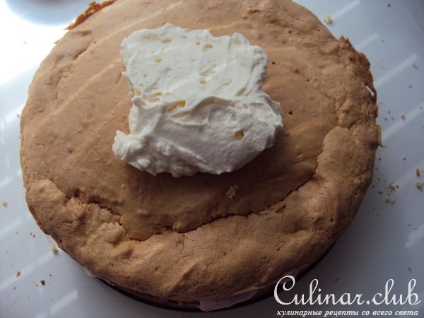 Торт со сливочным сыром, клубникой и миндалем