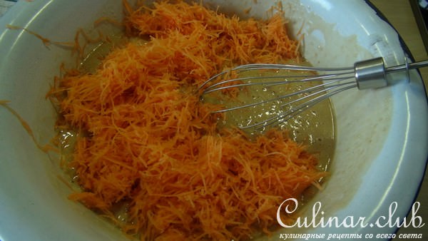 Морковный венок с ананасами и засахаренными фиалками