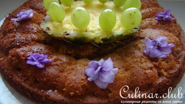 Морковный венок с ананасами и засахаренными фиалками