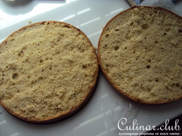 Торт со сливочным сыром, клубникой и миндалем