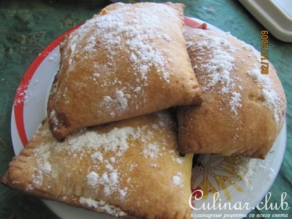 Пироженые из творожного теста с банановым кремом и клубникой(вариант)