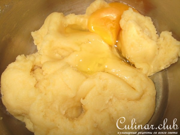 Профитроли с клюквенным курдом