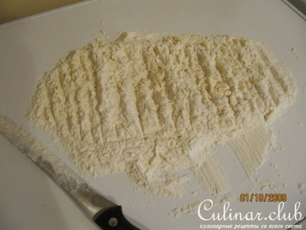 Пироженые из творожного теста с банановым кремом и клубникой(вариант)