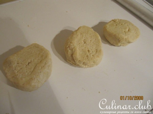 Пироженые из творожного теста с банановым кремом и клубникой(вариант)