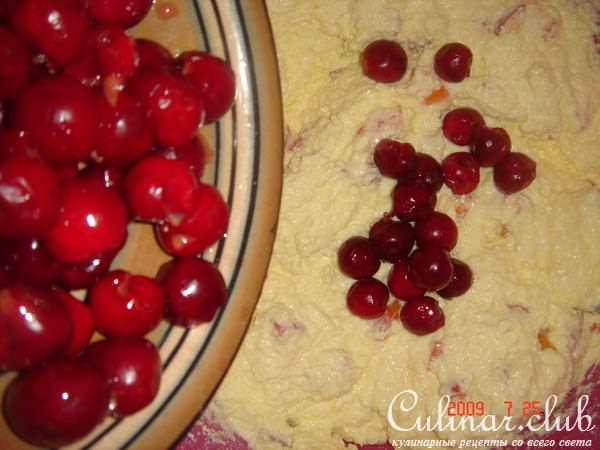 Творожник с вишней и абрикосами