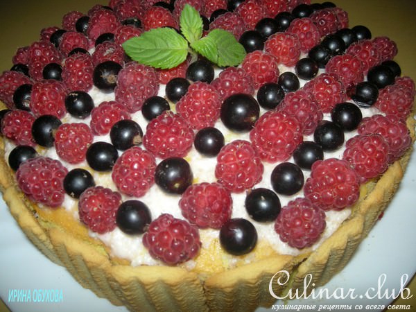 Шарлотка с ягодами и сливками