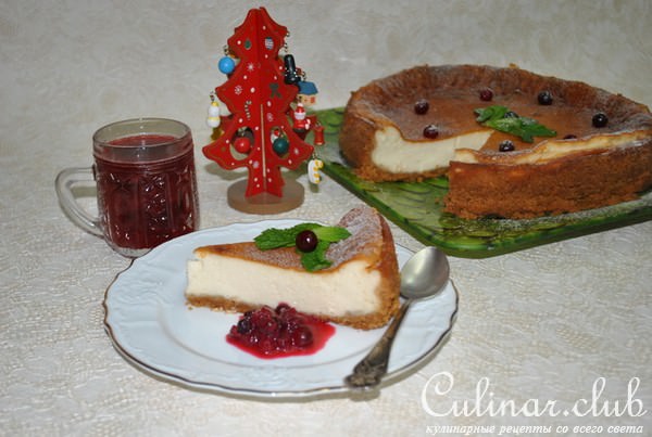 Чизкейк с маскарпоне, клюквенным соусом и корицей