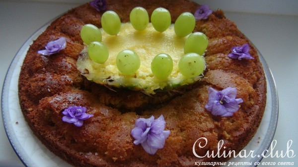 Морковный венок с ананасами и засахаренными фиалками