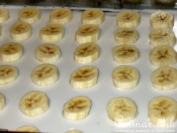 Шоколадный (печёный) чизкейк с кокосовым покрытием и бананами под шафрановым желе