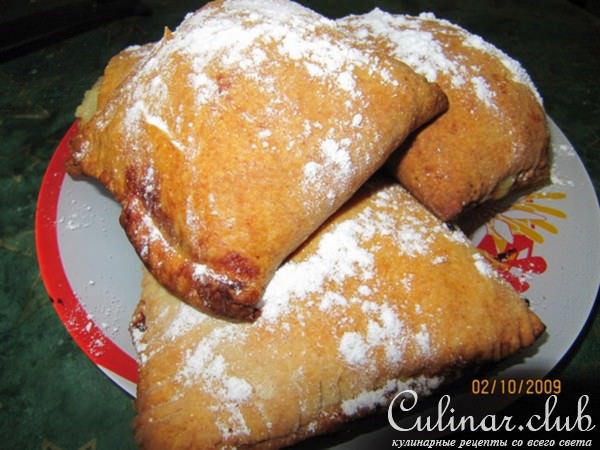 Пироженые из творожного теста с банановым кремом и клубникой(вариант)