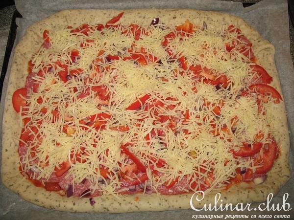 Пицца "Салями" с овощным акцентом и сыром в корочке