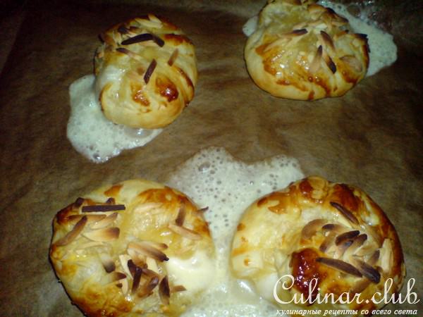 Camembert в слоёном тесте с миндалём и брусникой