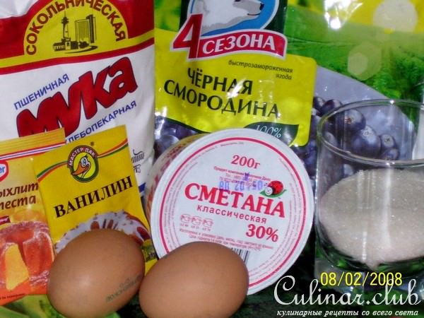 Сметанный пирог с черной смородиной