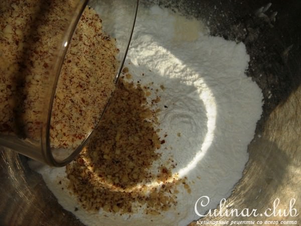 Шоколадные кексы с малиновым соусом