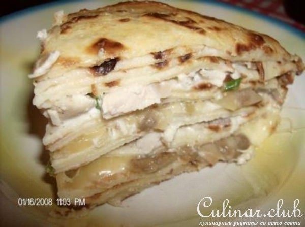 Блинчатый пирог с курицей и грибами.