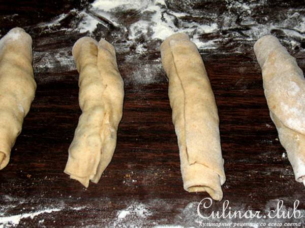 Улитки из творожного теста с изюмом и корицей