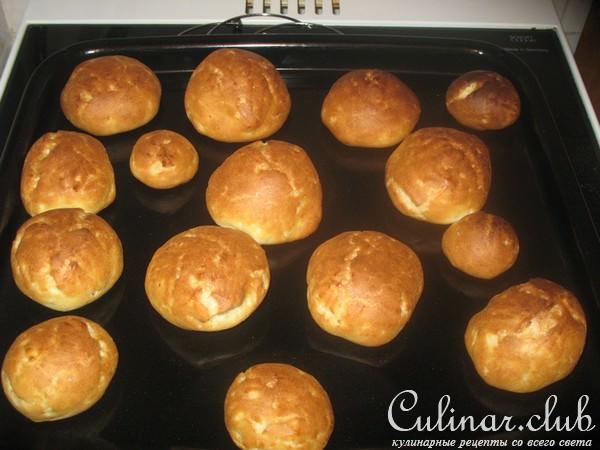 Заварные булочки с вишней