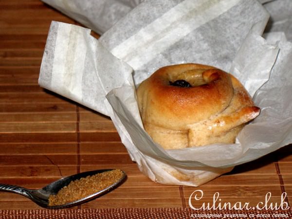 Улитки из творожного теста с изюмом и корицей