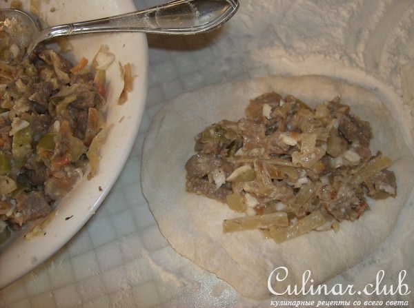 Мини-кулебяки с индейкой и тушенной капустой