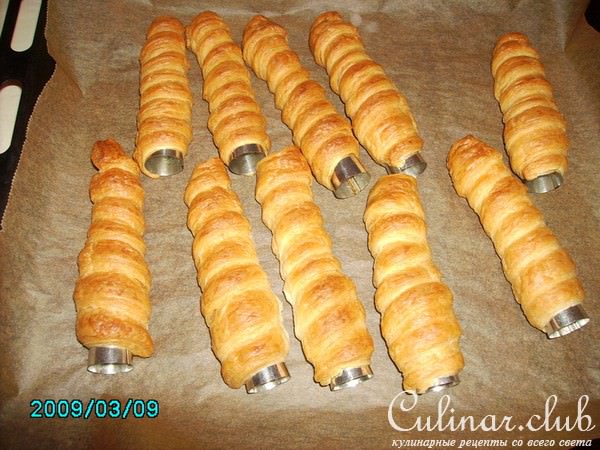 Слоные трубачки с белковым кремом.
