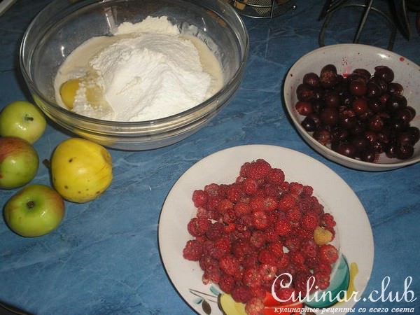 Пирог с вишнями, яблоками и малиной