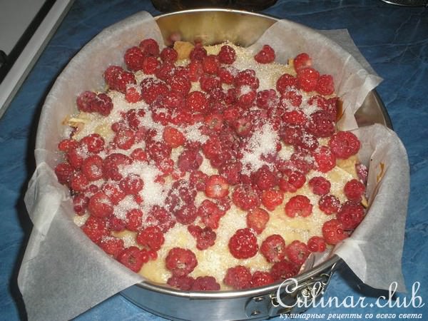 Пирог с вишнями, яблоками и малиной