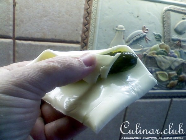 Закусочные рулетики из слоёного теста