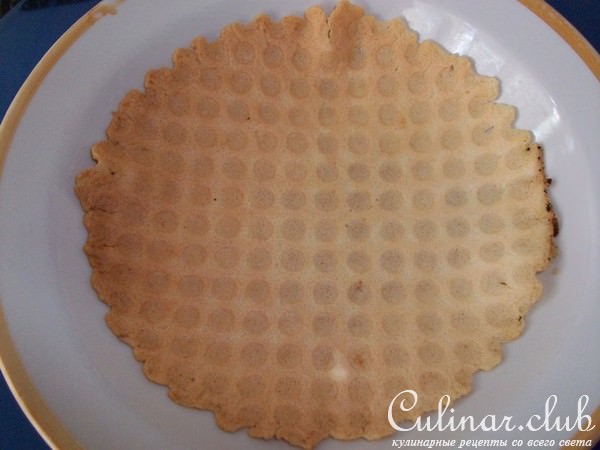 Вафельная корзинка с фруктами
