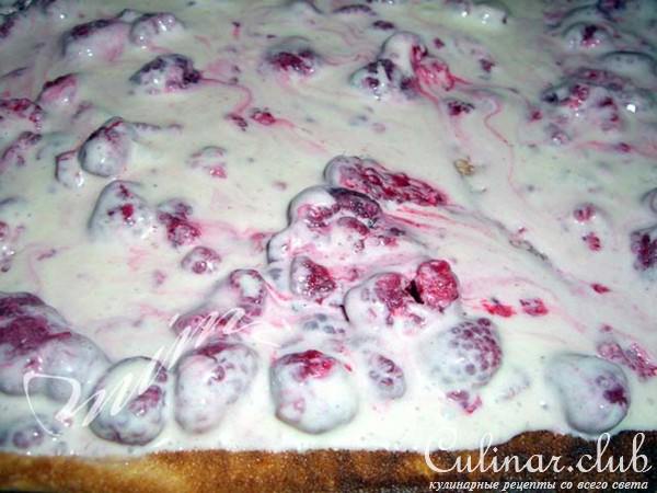 рулет с малиной и белым шоколадом