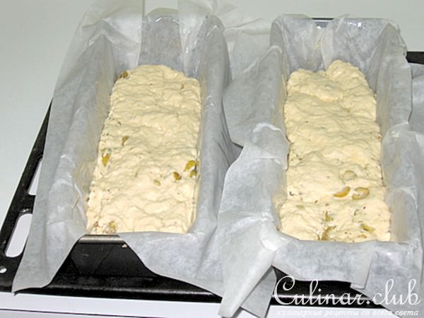 Хлеб с маслинами и орегано.