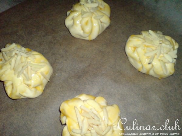 Camembert в слоёном тесте с миндалём и брусникой