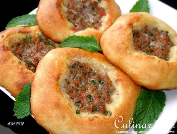 Лепешки с мясным фаршем и томатами